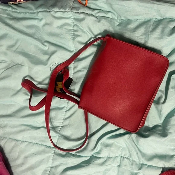 DC Comics Wonder Woman Red Crossbody Bag | Gold Logo Messenger Purse - Picture 5 of 7